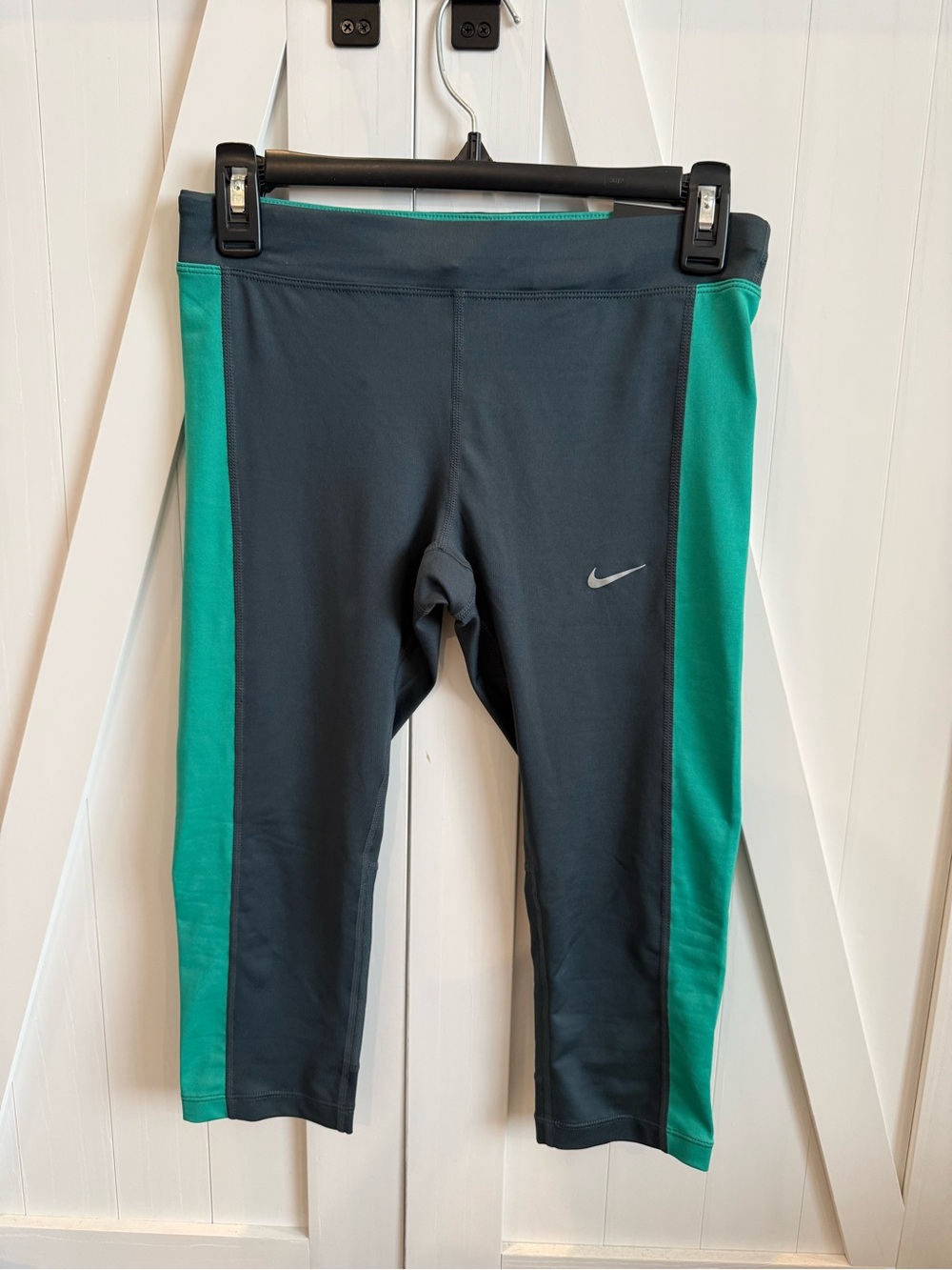 NWT Nike Gray & Teal Women’s Athletic Capri Leggings - Size Small